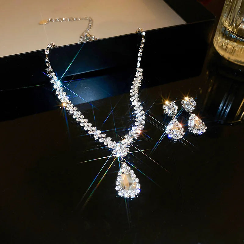 Aurora Diamante – Colar & Brincos Gota Clássica
